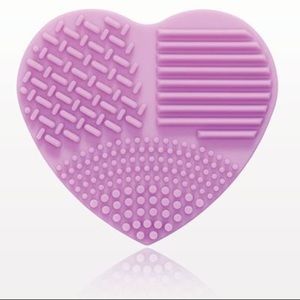 Makeup - Silicone heart shaped brush cleansing Makeup - Silicone heart shaped brush cleansing
